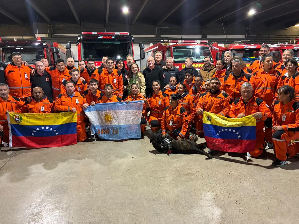 Los bomberos de Villa María, con el perro Argo, volvieron de ayudar en Venezuela.