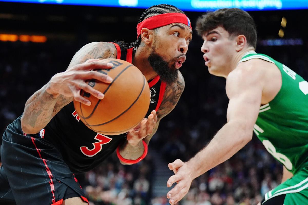 Pritchard anota 33 puntos y Celtics vencen 112-96 a unos Raptors en mala racha