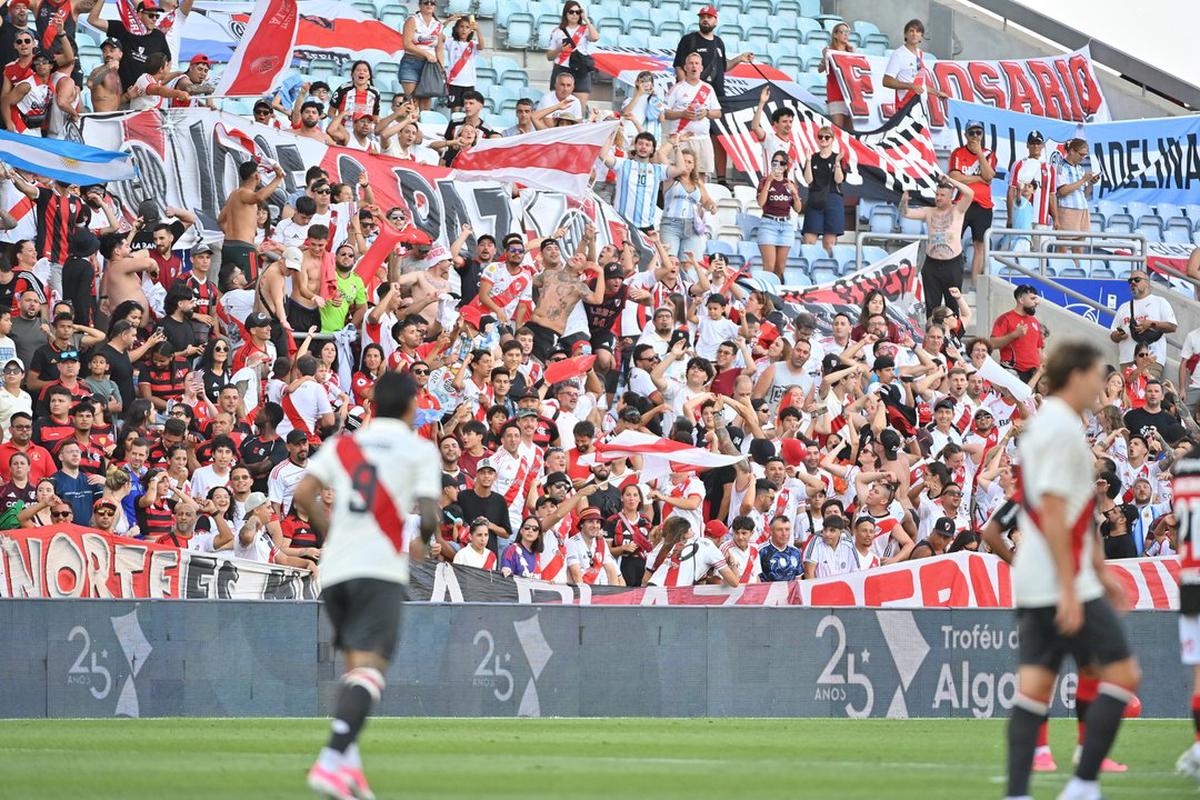 La hinchada que acompañó a River a un amistoso jugado en Portugal.