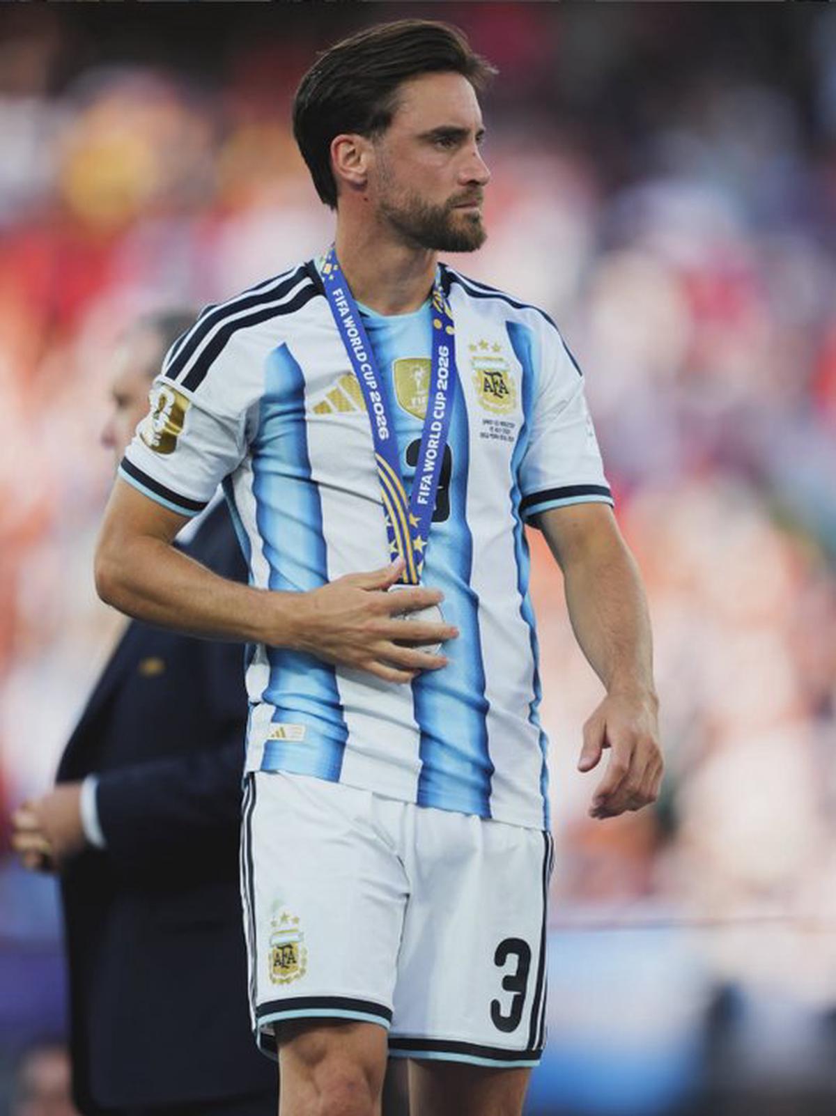 Nicolás Tagliafico con la medalla de subcampeón tras el Mundial 2026.