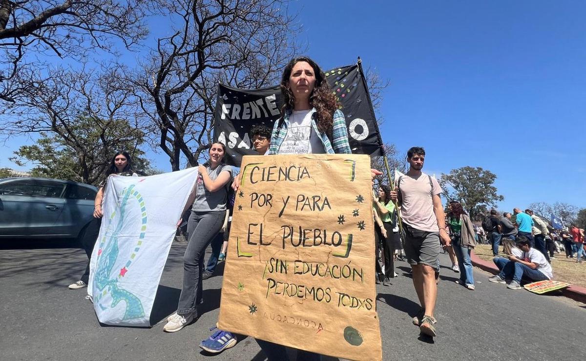 FOTO: Nueva marcha universitaria en Córdoba. (Foto: Daniel Cáceres/Cadena 3)