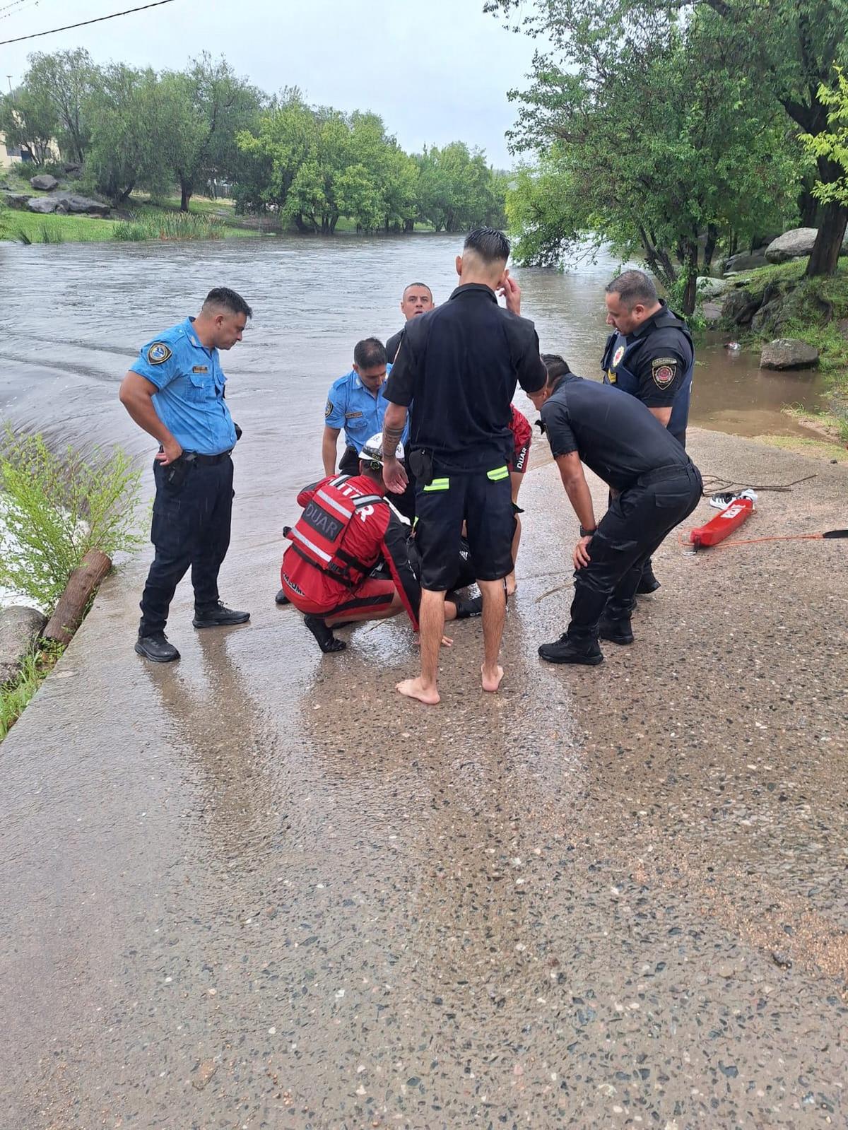 Fue arrastrado por la crecida del río Los Chorrillos tras ignorar advertencias