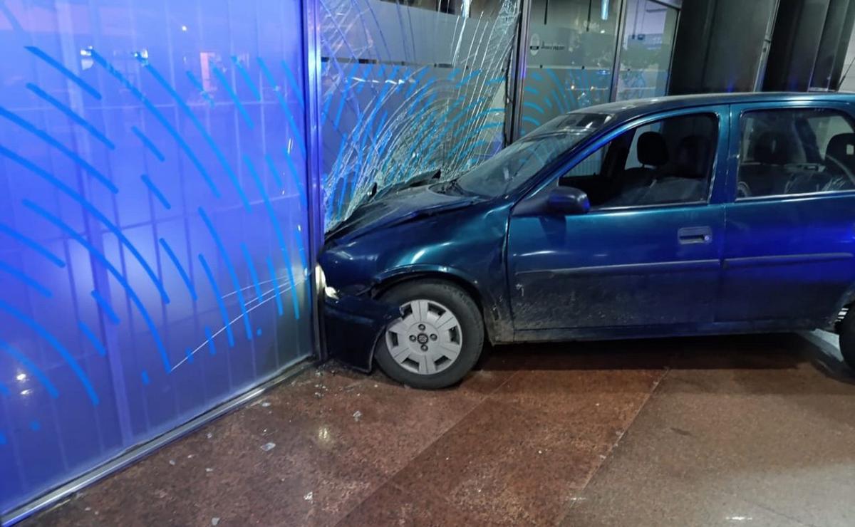 FOTO: Un hombre chocó su auto contra el frente del banco Nación de peatonal Córdoba.