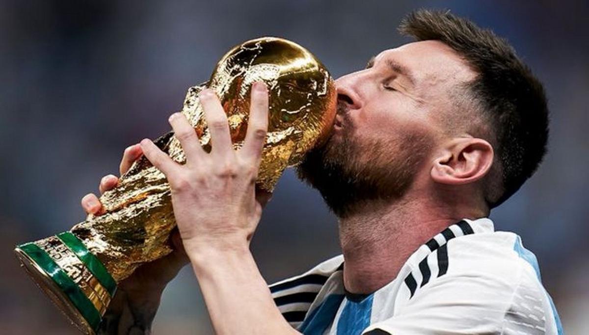 El astro rosarino, con la Copa del Mundo.