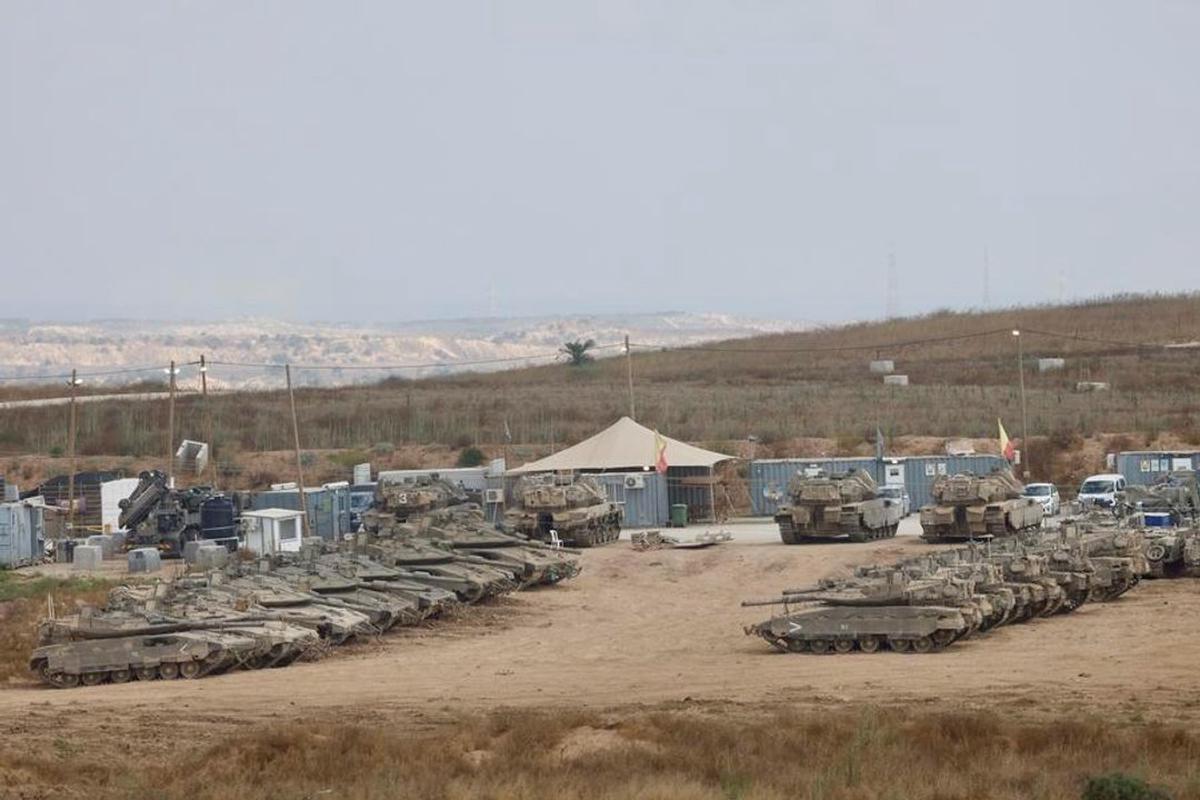 Vehículos militares israelíes vistos cerca del kibutz Reim, en la frontera con Gaza, en el sur de Israel.