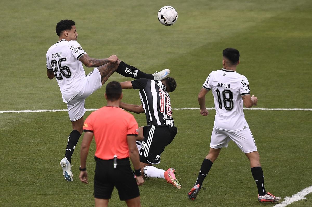 FOTO: La patada de Gregore a Fausto Vera antes del minuto de juego. (Foto:X)