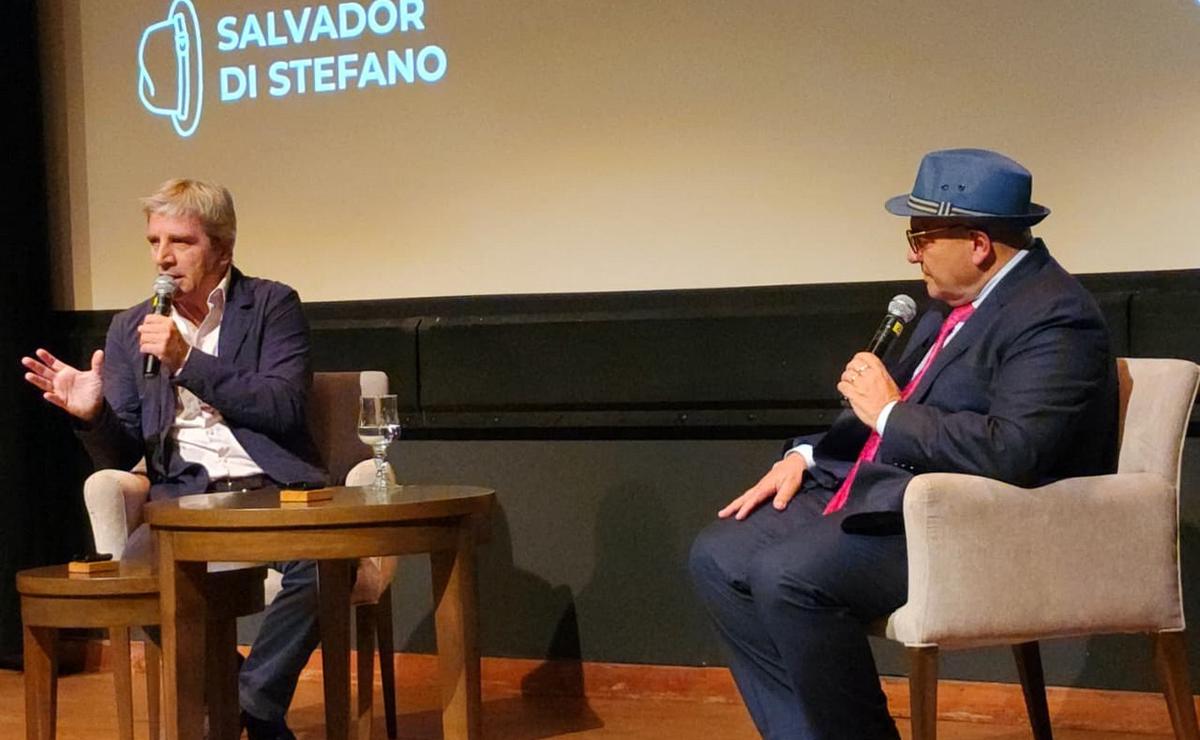 Luis Caputo junto a Salvador Di Stefano en la presentación de 