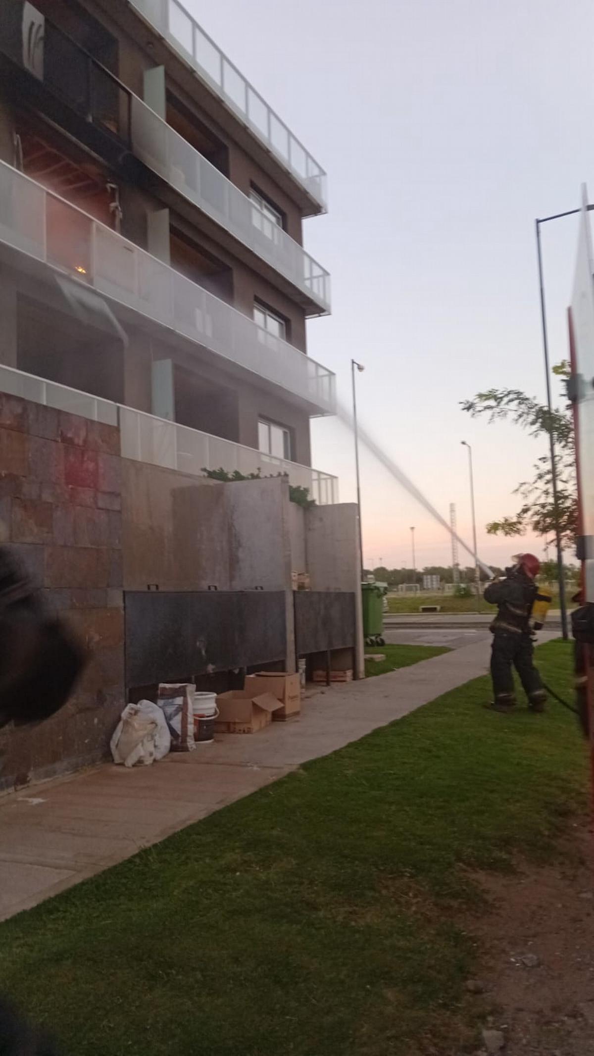 Incendio destruye departamento en Docta Urbanizaciones de Córdoba