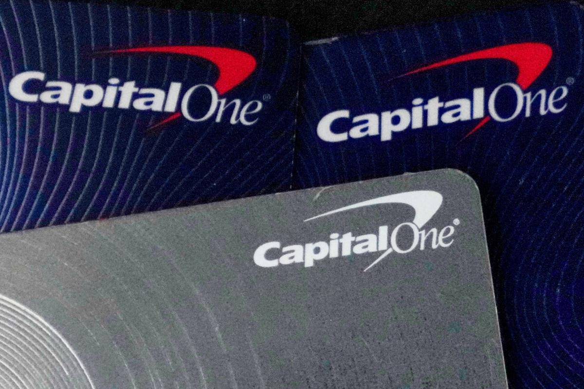 Capital One dice que cerró cuentas bancarias de Trump por posible lavado de dinero