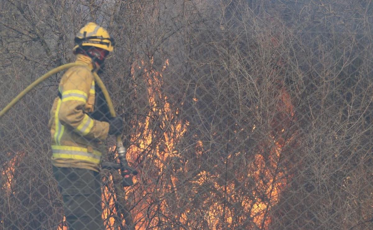 FOTO: Avanza el incendio iniciado en La Calera. (Foto: Daniel Cáceres/Cadena 3)