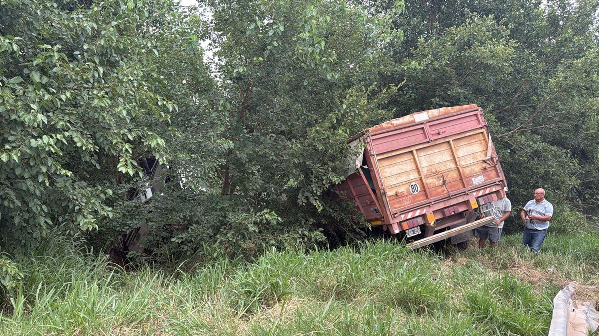 FOTO: Un camión perdió el control y chocó en ruta 19: no hay heridos