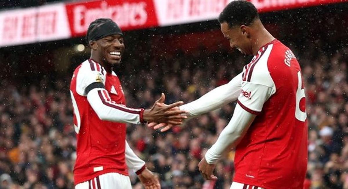 Arsenal llegó a la punta de la Premier.
