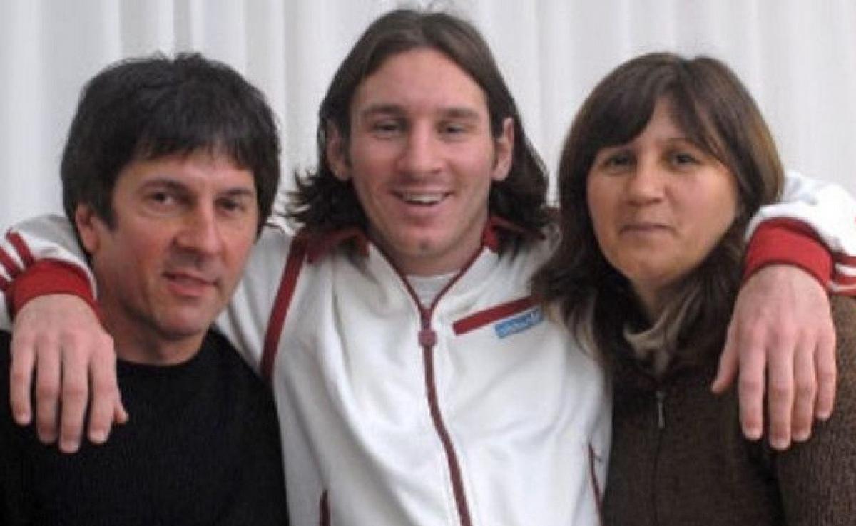 Lionel Messi con sus padres, Jorge y Celia, años atrás.