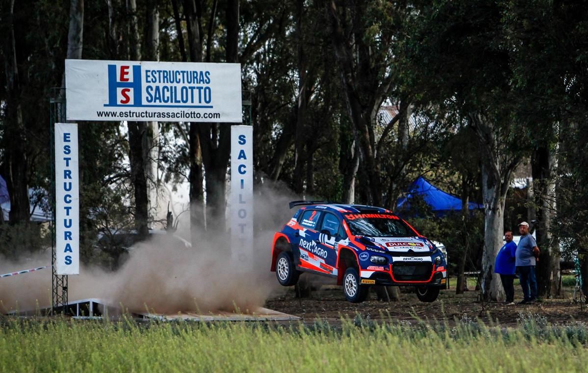Baldo y García con el Citroën C3 volando en la mañana del domingo en Laguna Larga.