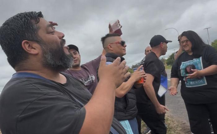Pincharon una rueda rumbo a ver a La Mona en Tucumán, pero la fiesta siguió al costado de la ruta