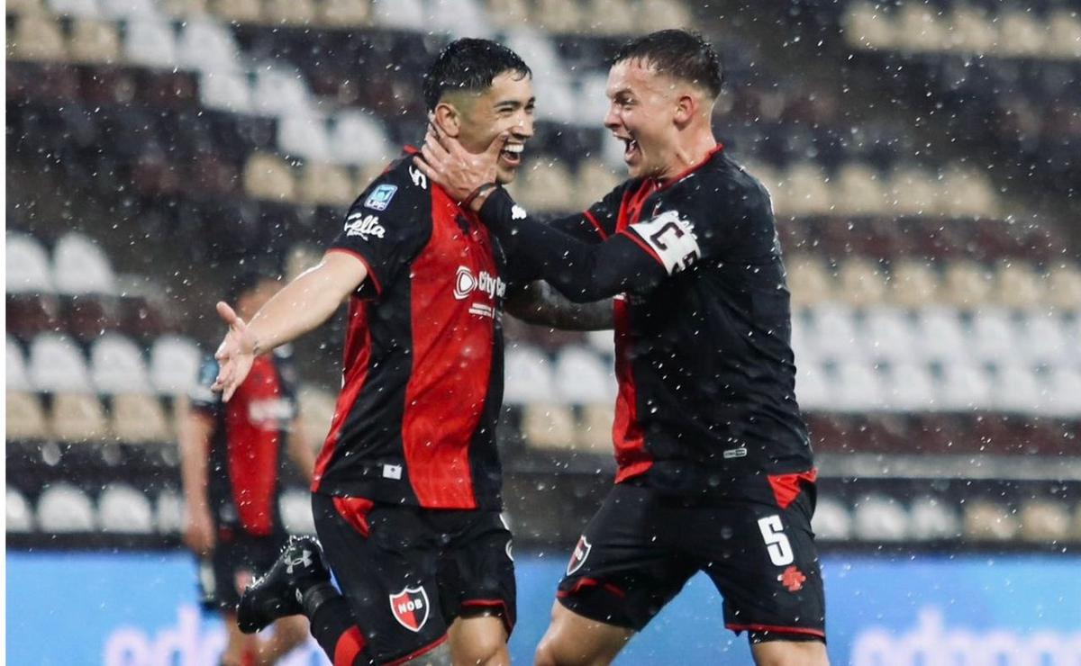 Gol de Solari y festejo bajo la lluvia (Newell's)