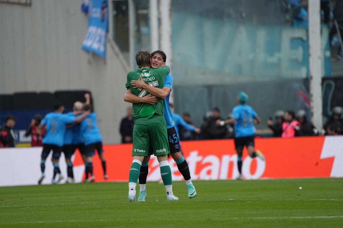El plantel de Belgrano celebra el gol de Morales. (Foto: Daniel Cáceres/C3)
