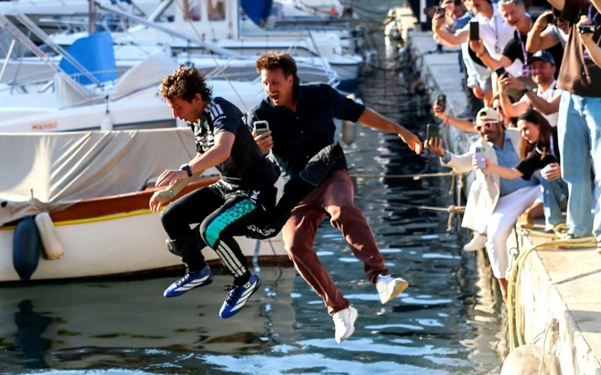 Kimi y Toto se arrojan al agua en el puerto de Montecarlo para festejar la victoria
