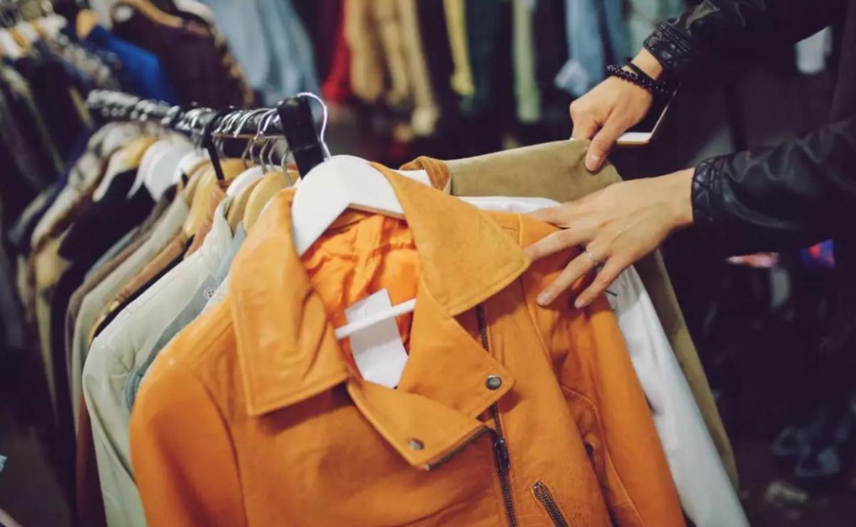 La venta de ropa usada enciende alarmas en la industria textil.
