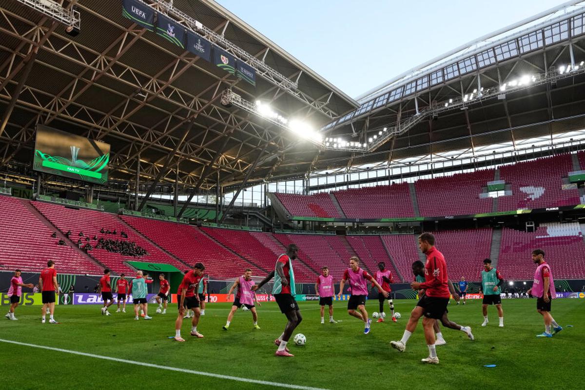 Aficionados de Crystal Palace y Rayo Vallecano chocan en Leipzig antes de final de Conference League
