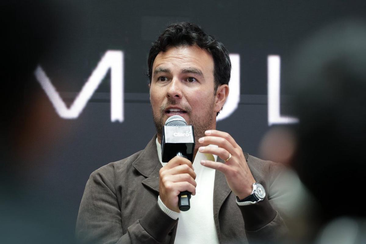 El piloto mexicano de Fórmula 1, Sergio Pérez, habla durante una conferencia de prensa sobre su regreso a la Fórmula 1 en 2026 como parte del equipo de Cadillac, en la Ciudad de México. (Foto NA: Xinhua/Francisco Cañedo)