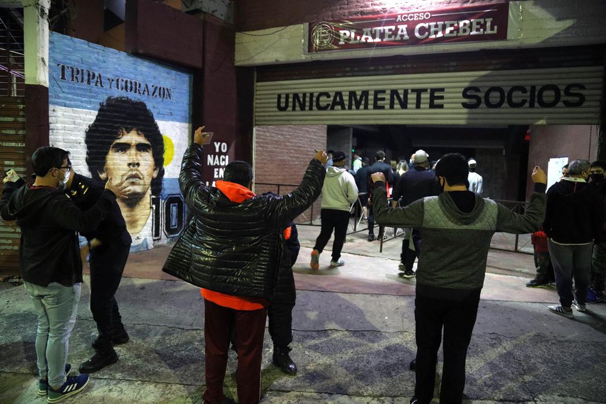 Un niño de 12 años en grave estado tras caerle un arco de fútbol en el Club Lanús