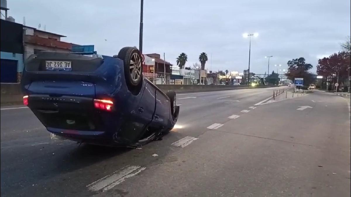 Misterio en Lomas de Zamora: hallan auto volcado con drogas y alcohol