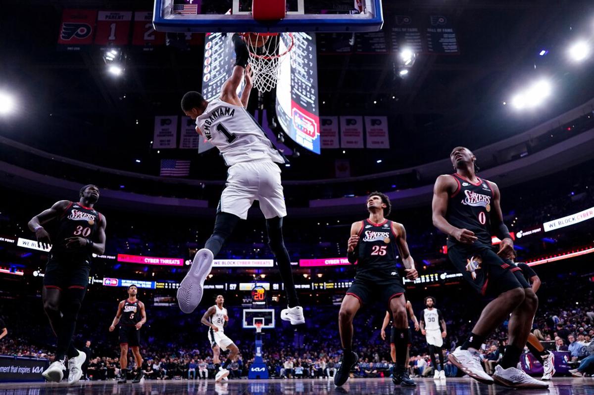 Spurs se recuperan de primera derrota en 12 juegos aplastando 131-91 a 76ers