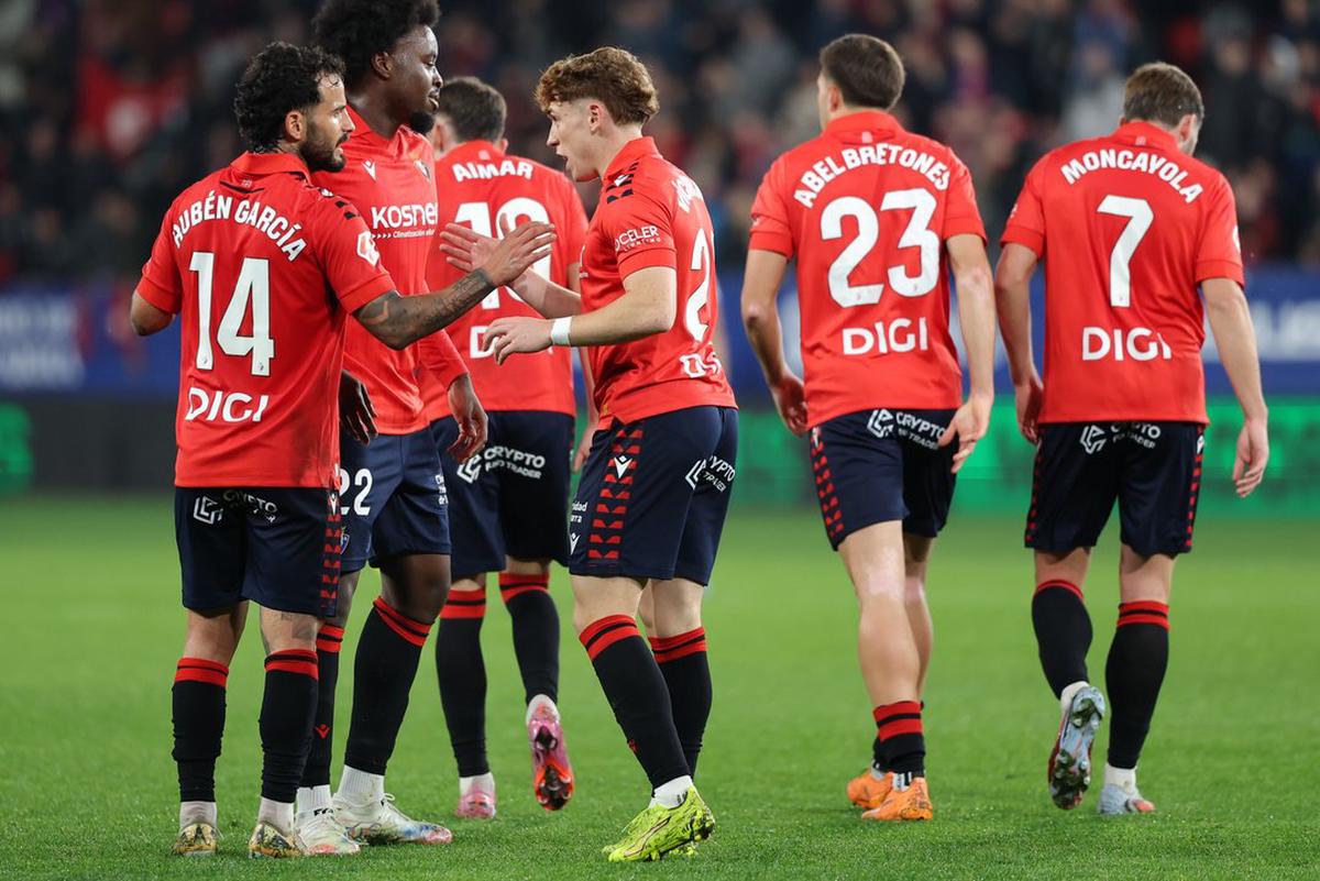 Jugadores del Osasuna festejan uno de los goles del triunfo ante el Levante. Foto: Agencia NA (redes sociales @Osasuna).