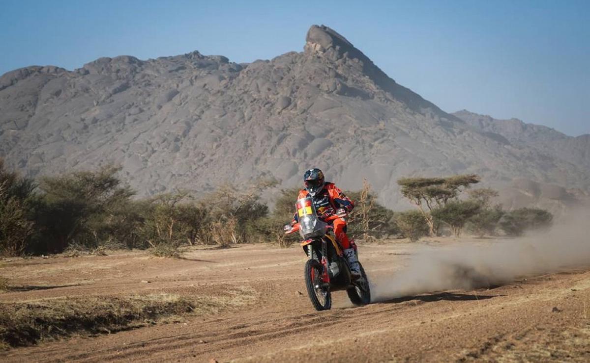 FOTO: Sanders y la KTM en un sector veloz al pie de las montañas de Asir