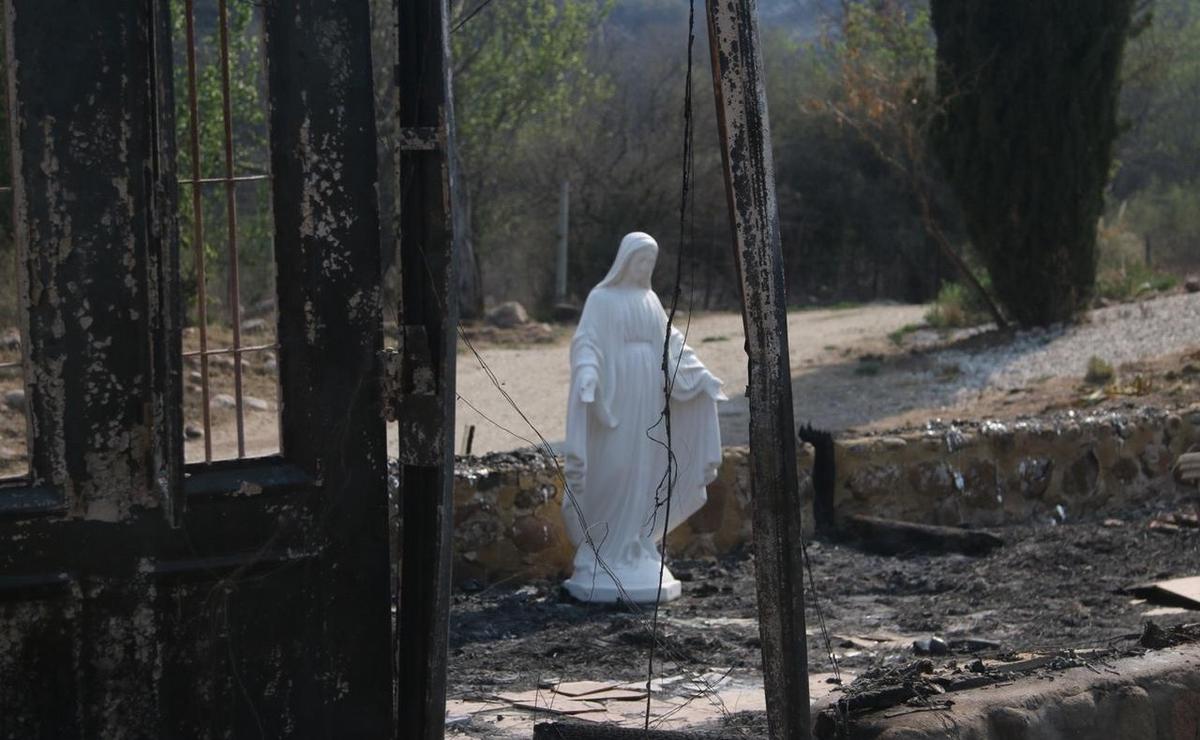 FOTO: La imagen de la Virgen, intacta tras el paso del fuego. (Daniel Cáceres/Cadena 3)