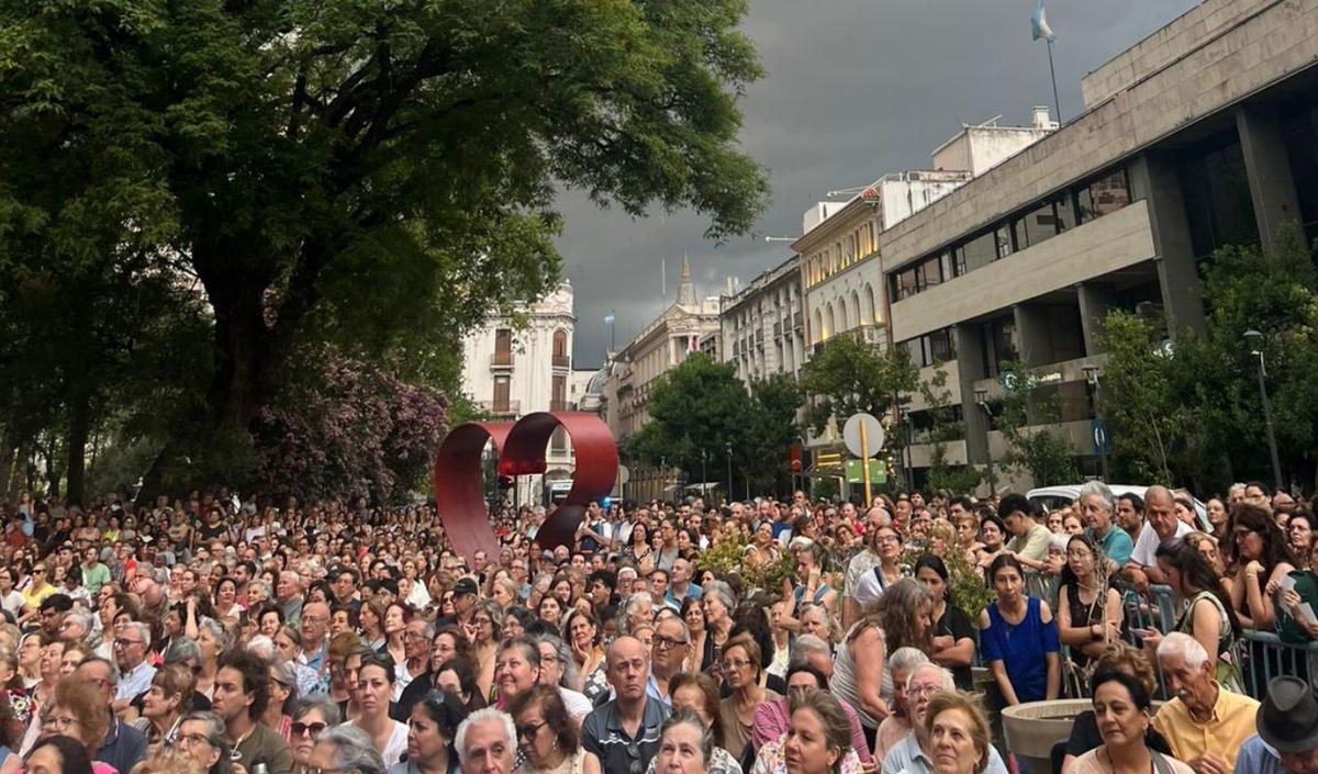 Una multitud espera la 