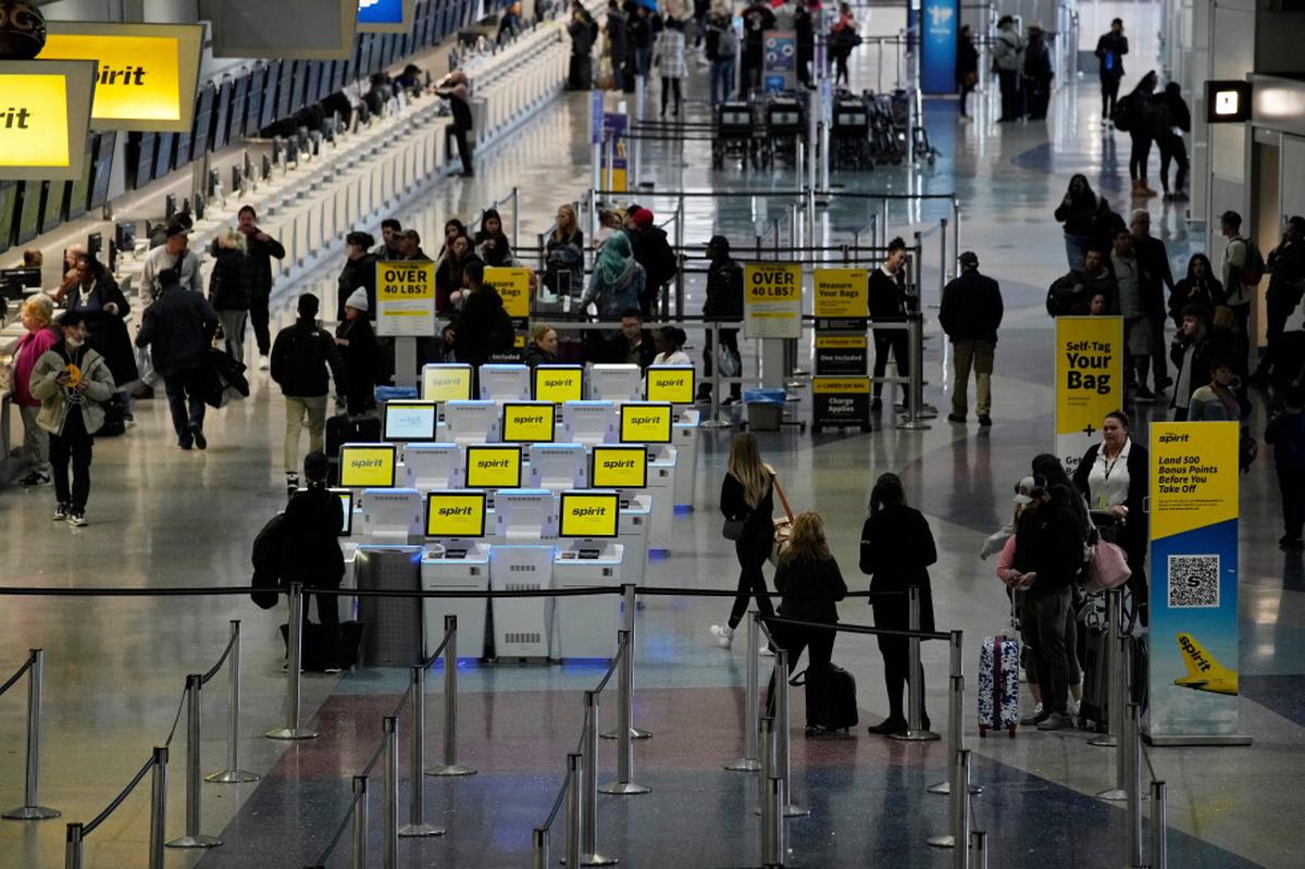 Video de agentes del ICE derribando a un hombre en aeropuerto de Las Vegas causa indignación