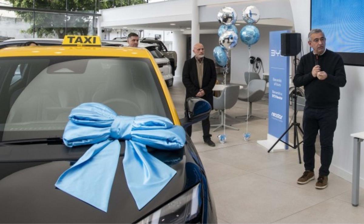 Rosario presenta su primer taxi 100% eléctrico.