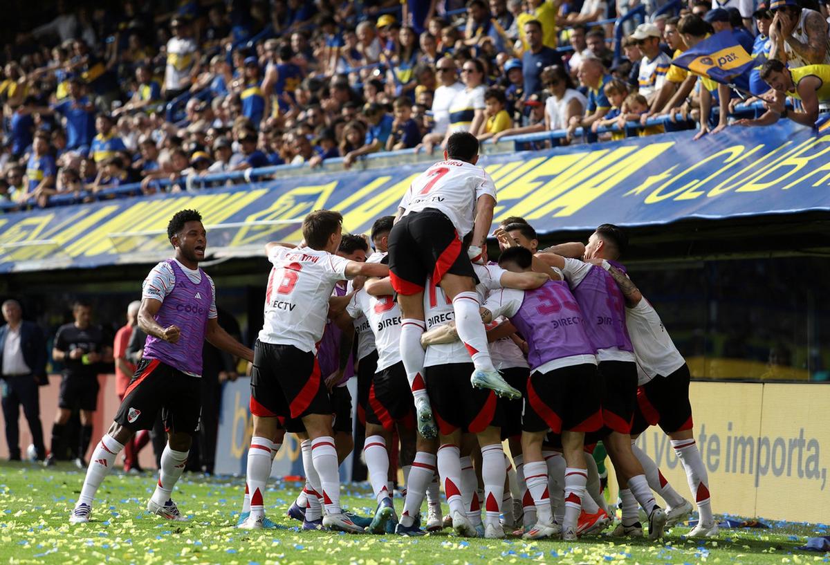 FOTO: River celebra el gol de Manuel Lanzini en "La Bombonera".