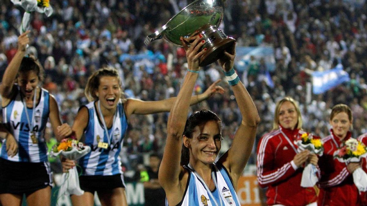 Luciana Aymar, la mejor jugadora de hockey de la historia, celebra el Mundial de 2010.