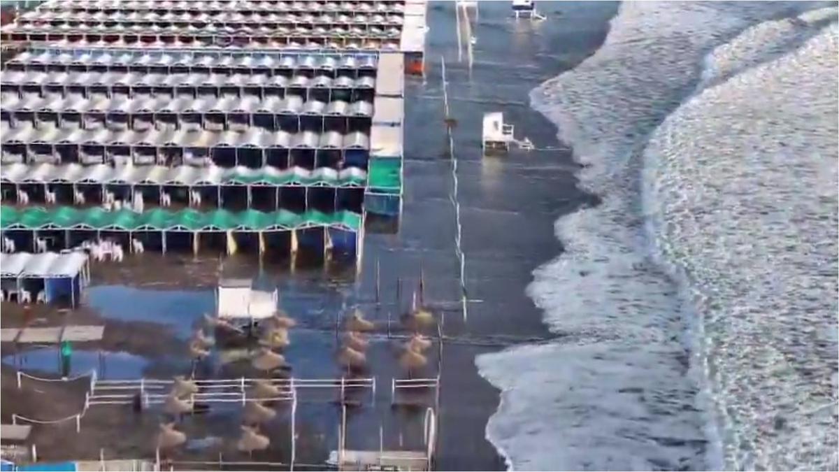 Sin playa en Mar del Plata: la crecida del mar cubrió la arena y llegó hasta las carpas