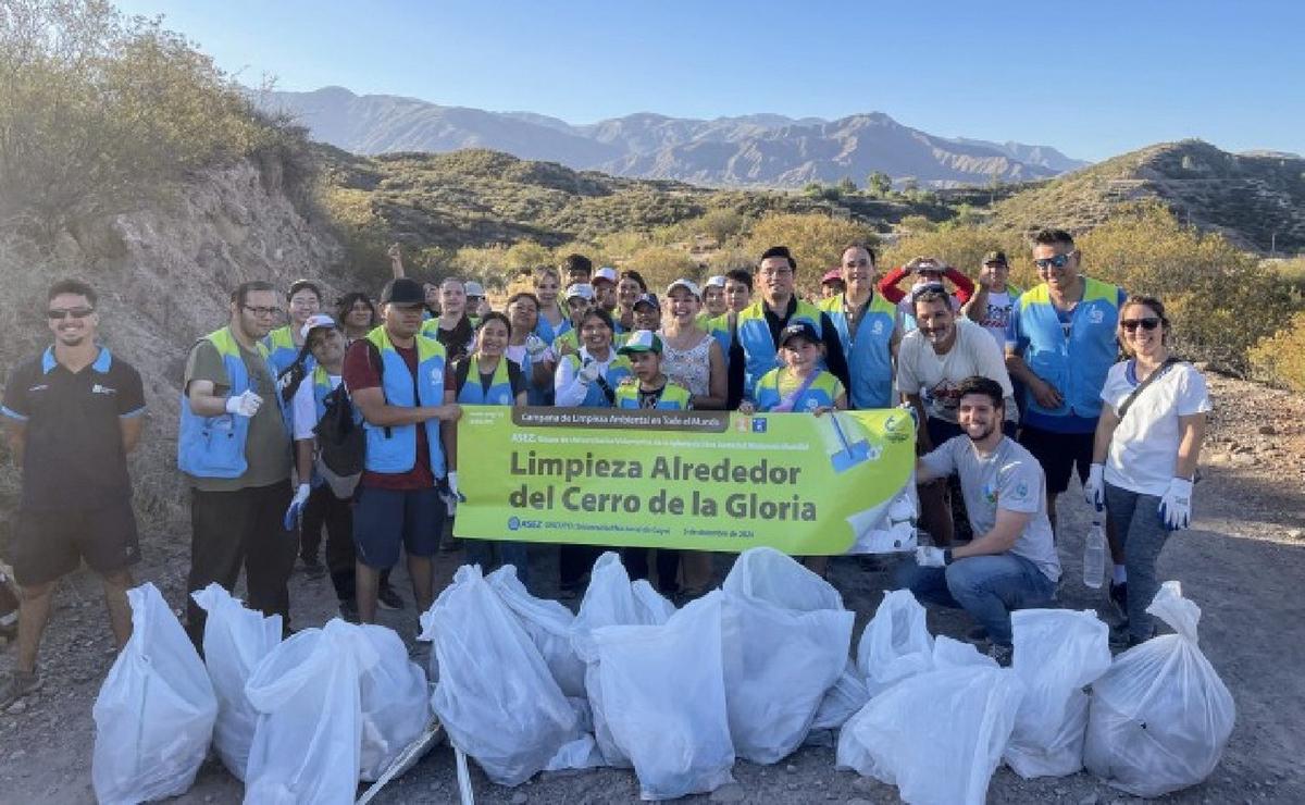 FOTO: Los universitarios recolectaron más de 40 kilos de basura. (Foto: gentileza)