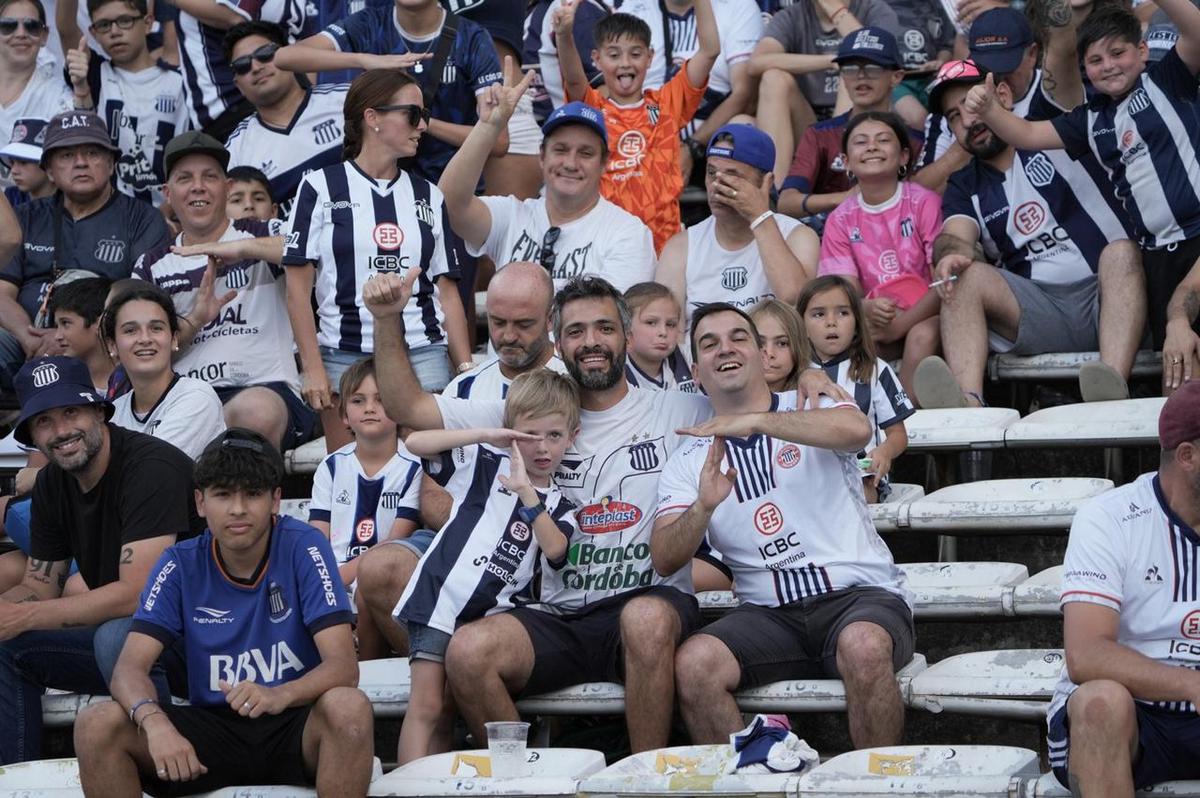 FOTO: Los hinchas albiazules, en una jornada única (foto: Daniel Cáceres).