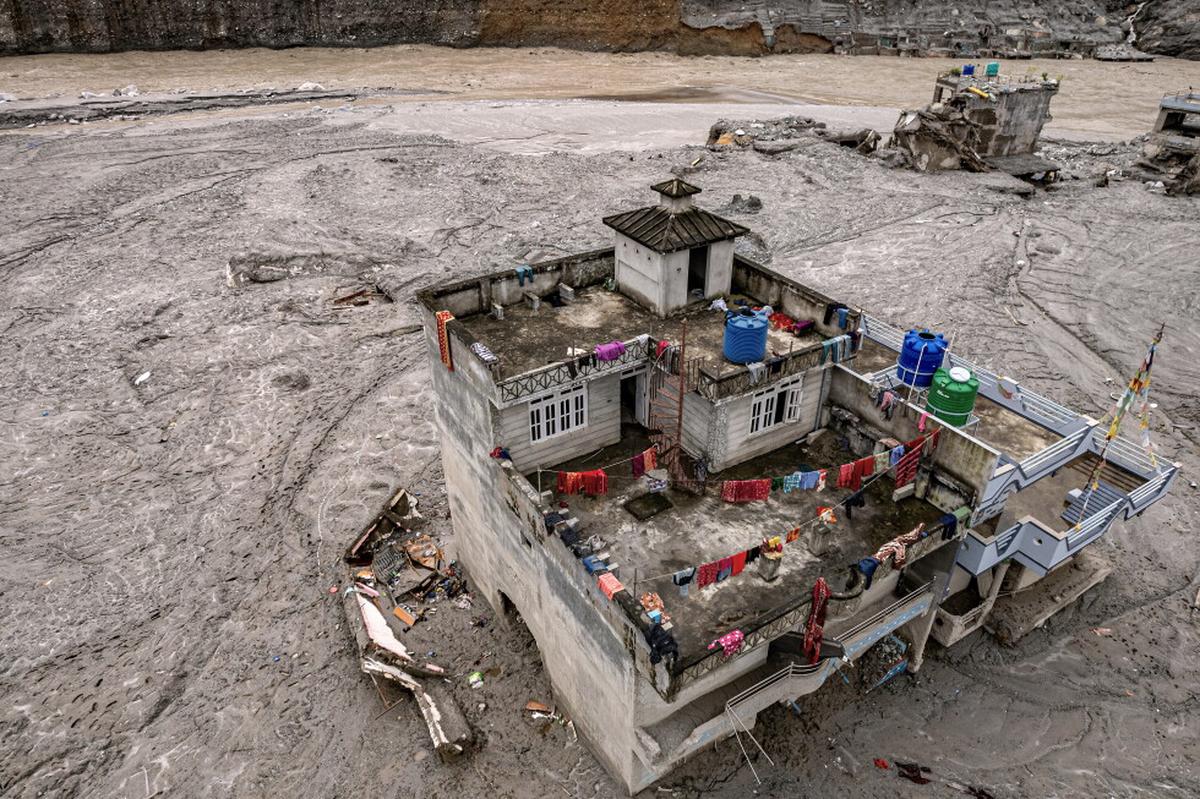 Rescatistas en Nepal sacan vivo a un ciudadano chino de un túnel a 10 días de las inundaciones