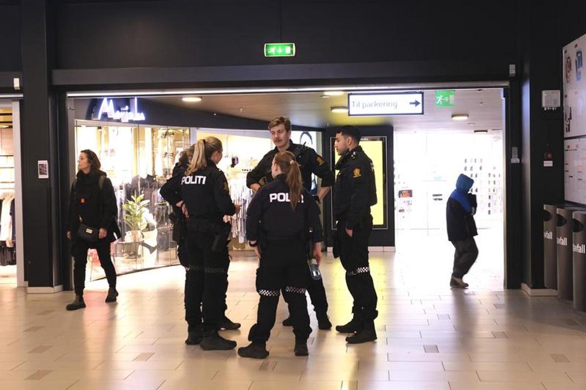 La Policía custodia el centro comercial en Oslo.
