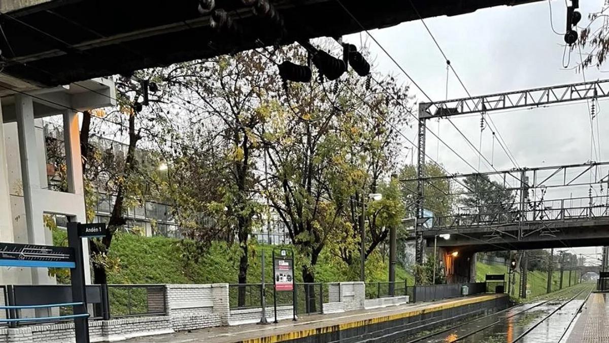 Temporal en Buenos Aires: tren Roca limitado y más de 30 mil sin luz