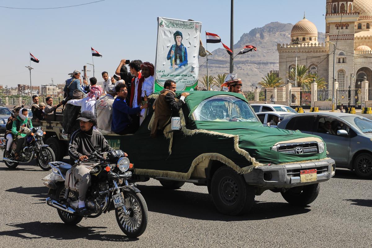 Rebeldes hutíes atacan un campamento del gobierno en el sur de Yemen y matan al menos a 20 personas