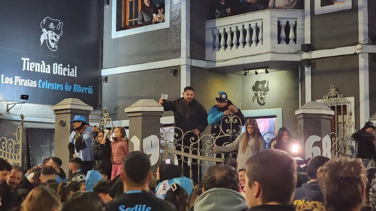 Los hinchas de Belgrano celebraron en Alberdi. 