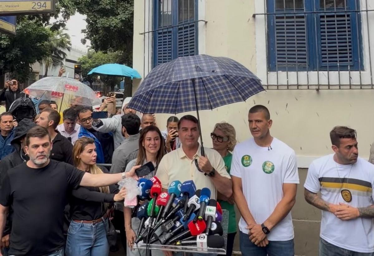 Flávio Bolsonaro, tras emitir su sufragio (Foto: Marcos Calligaris/Cadena 3)
