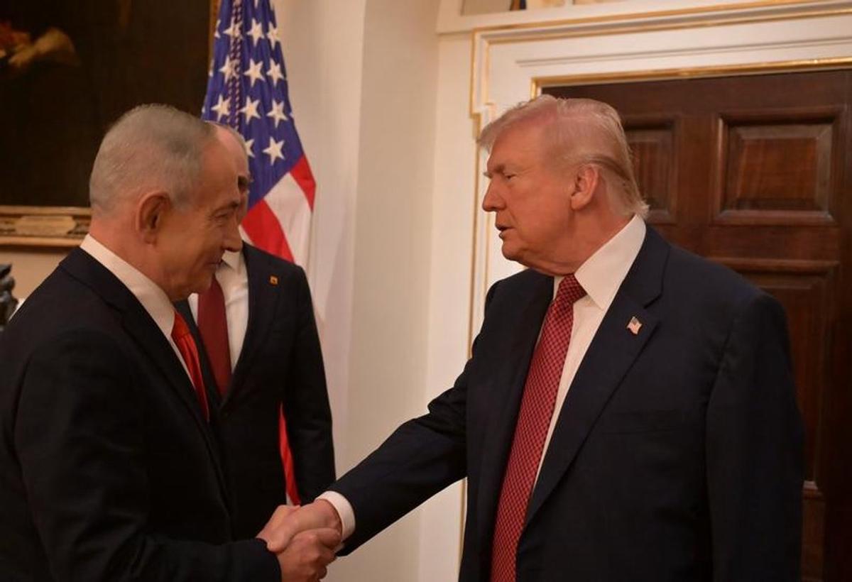 Donald Trump (der.) saluda a Benjamin Netanyahu.