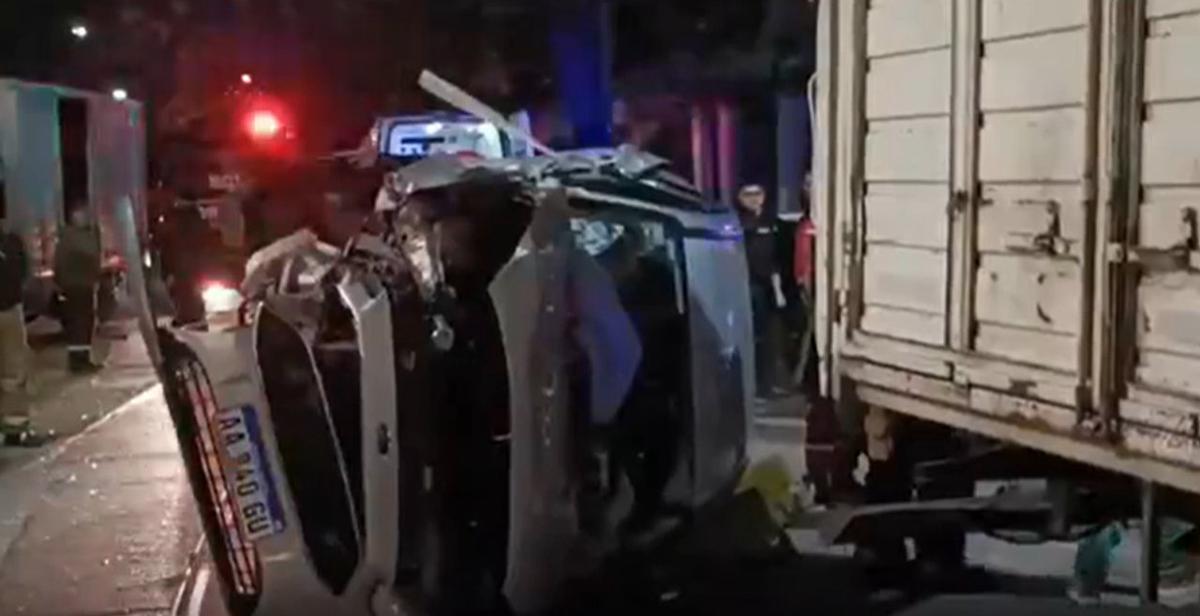 Accidente en Barracas: conductor ebrio volcó su auto tras chocar con un camión