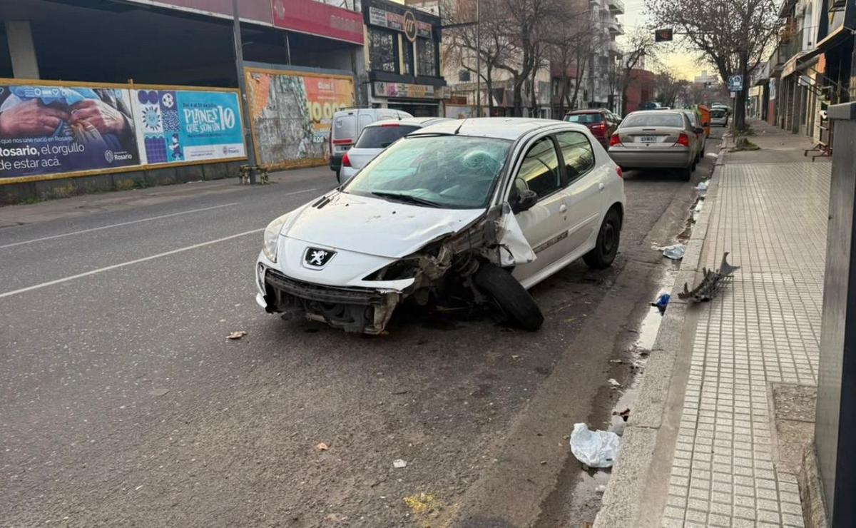 El vehículo impactó contra un árbol en Córdoba y Pascual Rosas.