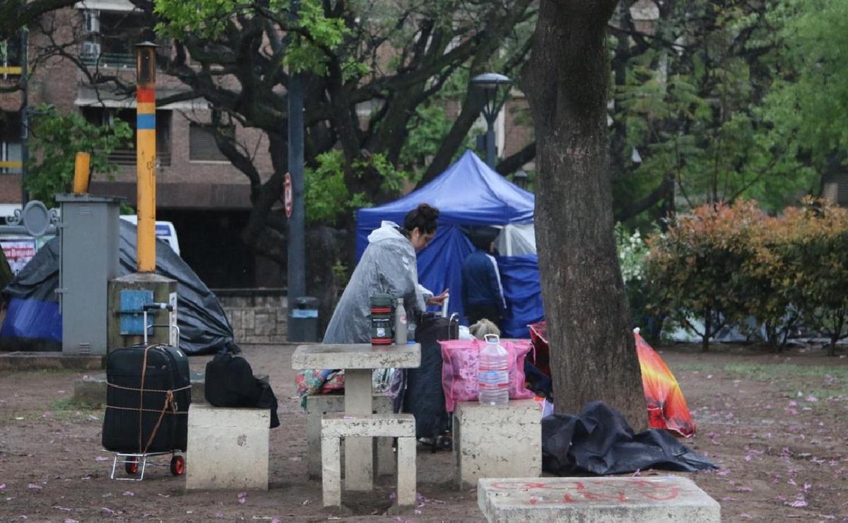 Acampe en Plaza de la Intendencia (Foto: Daniel Cáceres, Cadena3).