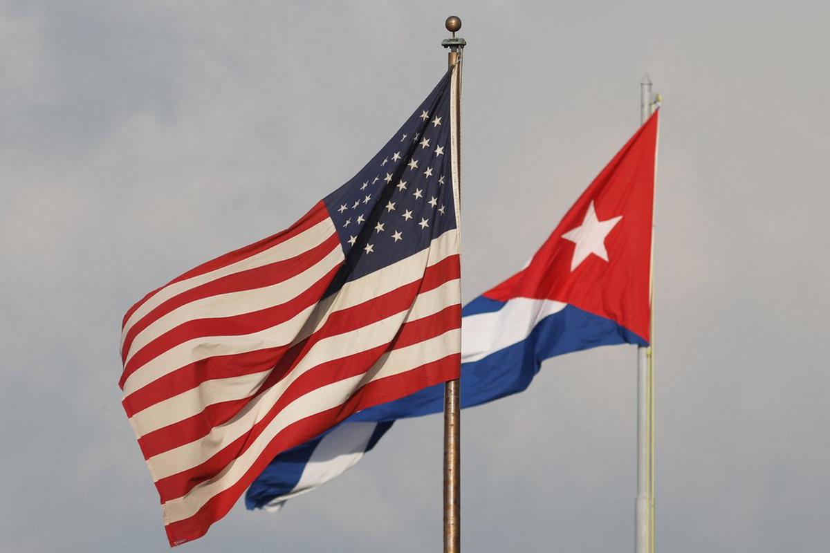 Vista de las banderas de Cuba y los Estados Unidos junto a la embajada de este país en La Habana.